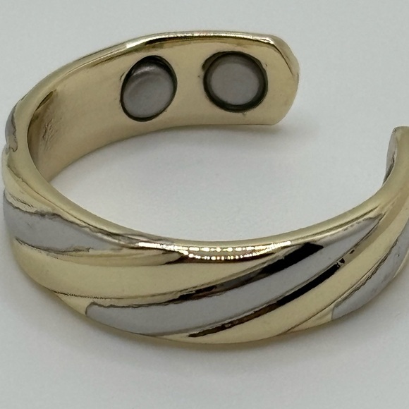 Elegant Two-Tone Ring - Picture 4 of 4